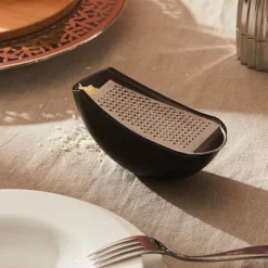Alessi Käsereibe Parmenide Schwarz- Küchenhelfer