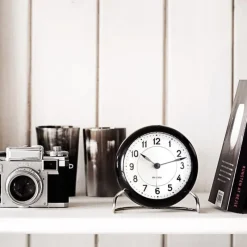 Arne Jacobsen Wecker Station Schwarz Weiß- Uhren & Wetterstationen