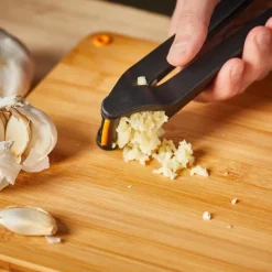 Fiskars Functional Form Küchenhelfer Knoblauchpresse- Küchenhelfer