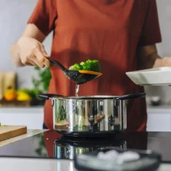 Fiskars Functional Form Küchenhelfer Sieblöffel mit Silikonkante- Küchenhelfer