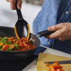 Fiskars Functional Form Küchenhelfer Kochlöffel mit Silikonkante- Küchenhelfer