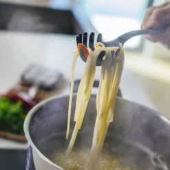 Fiskars Functional Form Küchenhelfer Pastalöffel mit Silikonspitze- Küchenhelfer