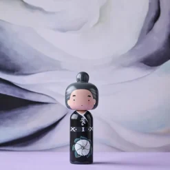 Lucie Kaas Sketch.Inc Kokeshi Doll Georgia O'Keeffe- Figuren & Objekte