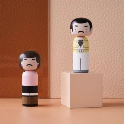 Lucie Kaas Sketch.inc Kokeshi Doll Freddie I Want to Break Free- Figuren & Objekte