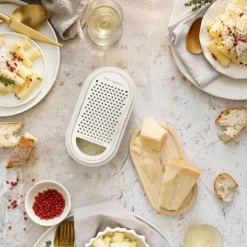 Microplane Handreibe mit Auffangbehälter Kaschmir- Küchenhelfer