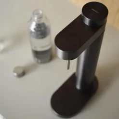 Stelton Brus Wassersprudler Black Metallic- Küchenhelfer