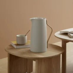 Stelton Emma Kaffeeisolierkanne Soft Sand 1000 ml- Kaffee & Tee
