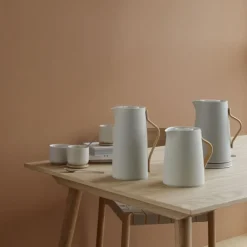 Stelton Emma Kaffeeisolierkanne Soft Sand 1000 ml- Kaffee & Tee