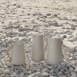 Stelton Emma Teeisolierkanne Soft Sand 1000 ml- Kaffee & Tee