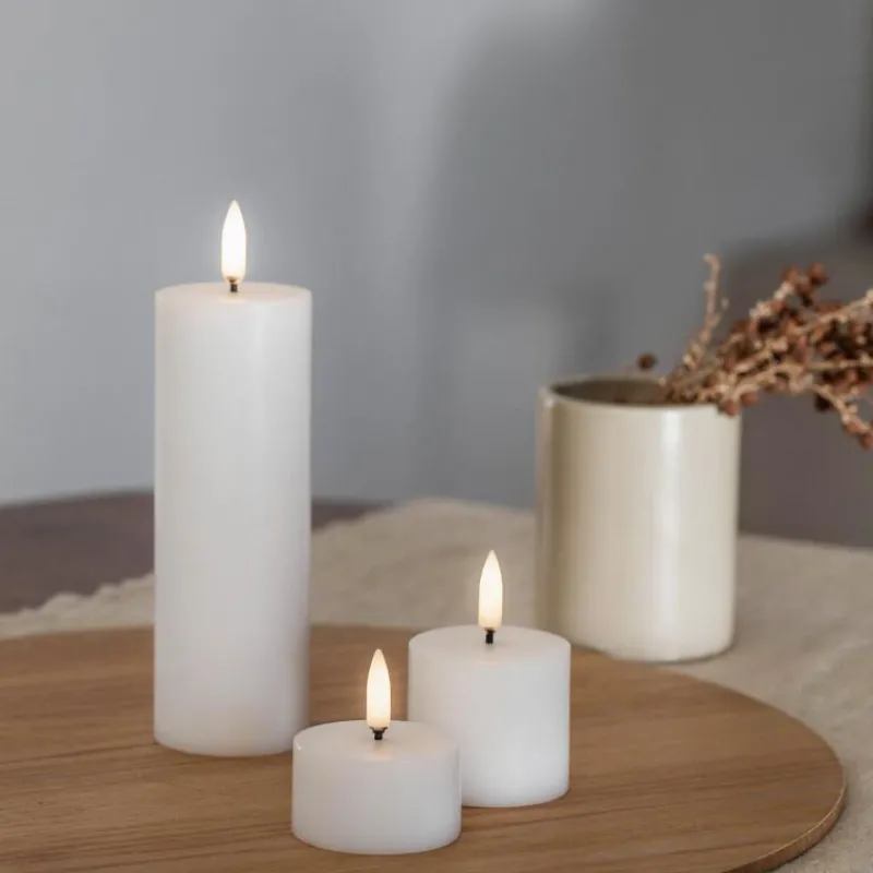 Uyuni Echtwachs-LED-Stumpenkerze Mini Nordic White Smooth 4,5 cm- Kerzen