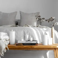 Uyuni Echtwachs-LED-Stumpenkerze mit Wachsspiegel Nordic White Smooth 2,8 cm- Kerzen