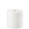 Uyuni Echtwachs-LED-Stumpenkerze Breit Nordic White Smooth 10,1 cm- Kerzen