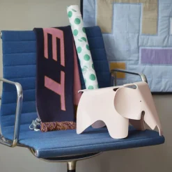 Vitra Eames Elephant Small Zartrosé RE- Wohnaccessoires